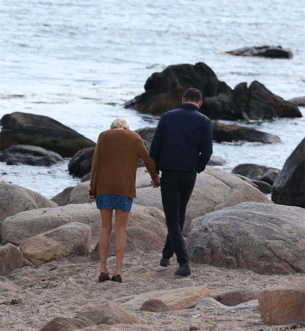 Taylor và Tom dắt tay nhau đi dọc bãi biển rồi hôn nhau tình tứ trên bãi biển Rhode Island.