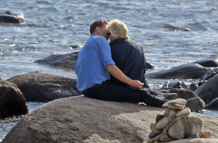Taylor Swift và Tom Hiddleston liên tục dành cho nhau những nụ hôn sâu bên bờ biển Rhode Island.