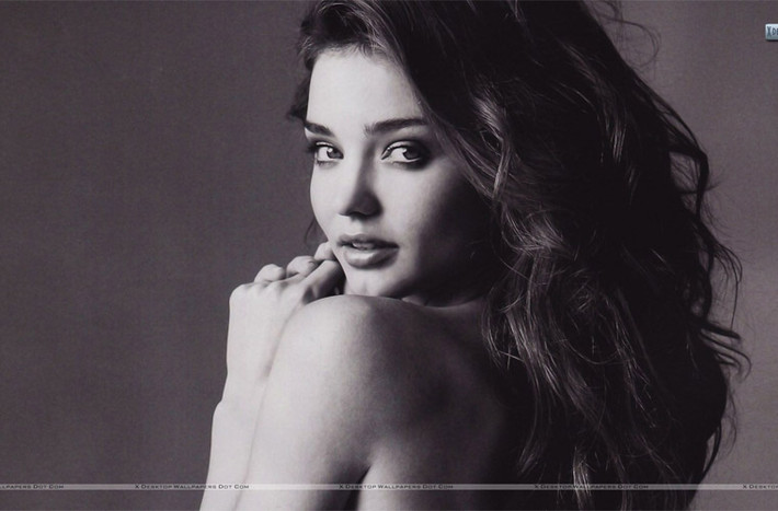 Tháng 6/2009, Miranda Kerr làm mẫu nude cho tạp chí Rolling Stone Australia để nâng cao hiểu biết của mọi người về loài gấu túi sắp tuyệt chủng.