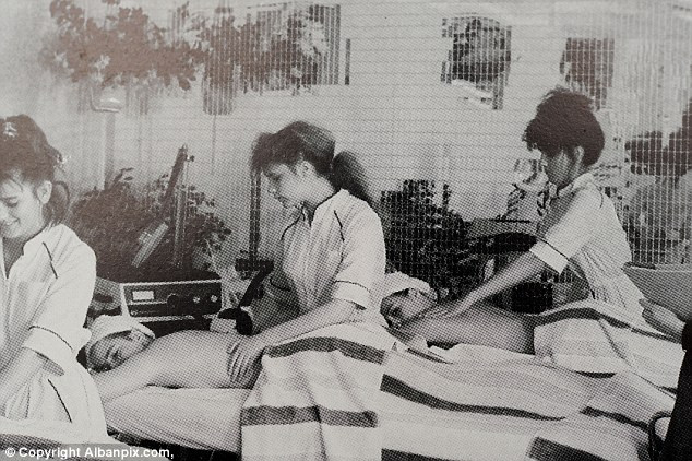 Những bức ảnh này chụp khi Victoria đang sống cùng cha mẹ, chị gái và anh trai ở Goffs Oak, Hertfordshire.