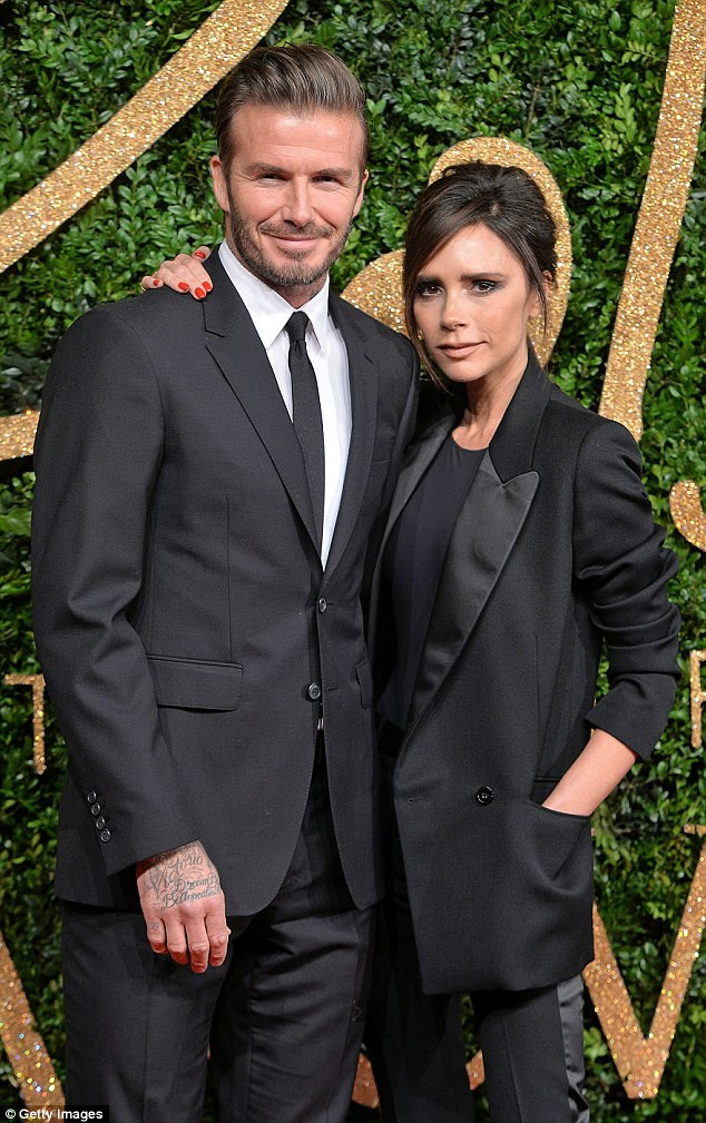 27 năm sau ngày chập chững làm mẫu, giờ Victoria Beckham đã trở thành một nhà tạo mẫu lẫy lừng sau khi nhóm nhạc Spice Girls tan rã. Nhà thiết kế 42 tuổi còn được mọi người ngưỡng mộ bởi có một gia đình hạnh phúc bên chồng là cựu ngôi sao bóng đá David Beckham và 4 đứa con.
