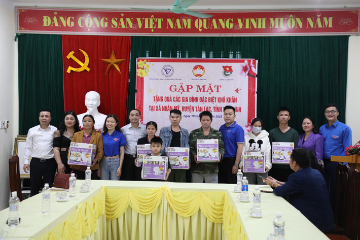 Những phần quà được trao tặng trực tiếp đến tay người dân với hy vọng san sẻ khó khăn, động viên tinh thần vượt khó của các hộ gia đình.