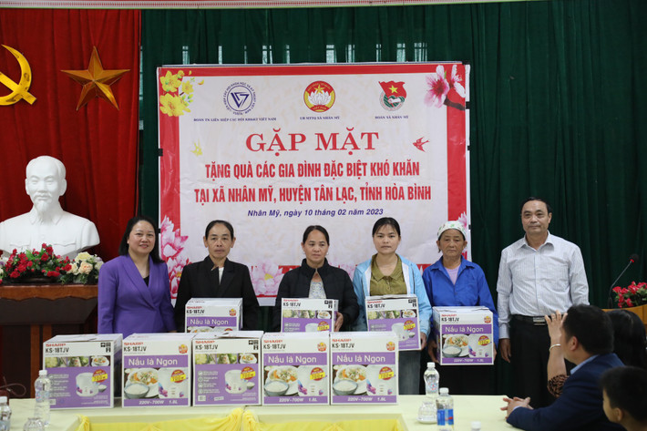 Cùng ngày, Công đoàn, Đoàn Thanh niên VUSTA cũng đã trao tặng 20 phần quà đến các hộ gia đình khó khăn trong xã Nhân Mỹ.