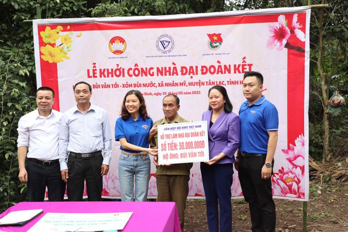 Tại buổi lễ trao tặng, bà Bùi Kim Tuyến, Ủy viên Ban chấp hành Đảng bộ VUSTA cho biết: "Với mong muốn san sẻ yêu thương, "không ai bị bỏ lại phía sau", dưới sự chỉ đạo của Đảng ủy và lãnh đạo VUSTA, Đoàn Thanh niên đã phối hợp với công đoàn VUSTA tổ chức quyên góp và hỗ trợ các gia đình có hoàn cảnh khó khăn tại xã Nhân Mỹ, huyện Tân Lạc. Với gia đình ông Bùi Văn Tới, VUSTA xin hỗ trợ số tiền 50 triệu đồng để góp phần cùng gia đình xây dựng căn nhà mới khang trang hơn".