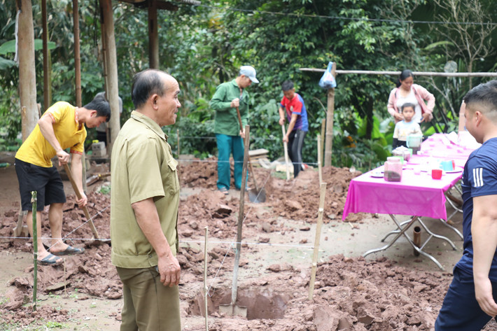 Ông Bùi Văn Tới không giấu nổi vui sướng khi được chính quyền và VUSTA hỗ trợ khởi công căn nhà mơ ước của mình.