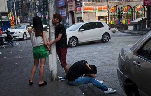 Thanh niên say rượu sau bữa tiệc bù khú đến sáng.