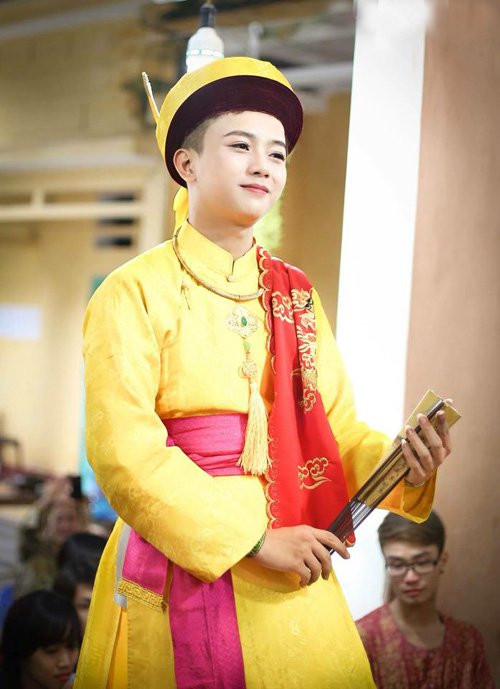 Vốn sở hữu khuôn mặt đẹp với những đường nét thanh thoát nên khi trang điểm, hóa trang thành “cậu đồng”, Quốc Việt càng trở nên điển trai và mang vẻ đẹp thoát tục.