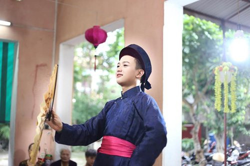 Quốc Việt chia sẻ: “Nhà mình có nhiều đời hầu đồng, từ bé mình đã rất quen thuộc với đền, chùa, được tham dự nhiều vấn hầu. Lớn lên, mình tự thấy bản thân có duyên với tín ngưỡng này nên đã chủ động tìm hiểu qua sách, báo, internet và qua những lần trực tiếp được dự các vấn hầu. Mình thấy đây là tín ngưỡng dân gian mang đậm bản sắc dân tộc nên cố gắng theo đuổi”.