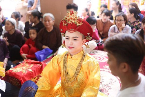 Vẻ thanh tú, thư sinh cùng làn da trắng nõn của chàng trai khiến dân mạng “ngẩn ngơ” và đặt cho cậu danh hiệu “mỹ nam hầu đồng”.