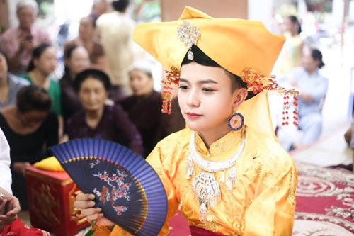 Mới đây, những bức ảnh về một “cậu đồng” điển trai đang làm việc trong khi vấn hầu được lan truyền rộng rãi trên mạng xã hội.