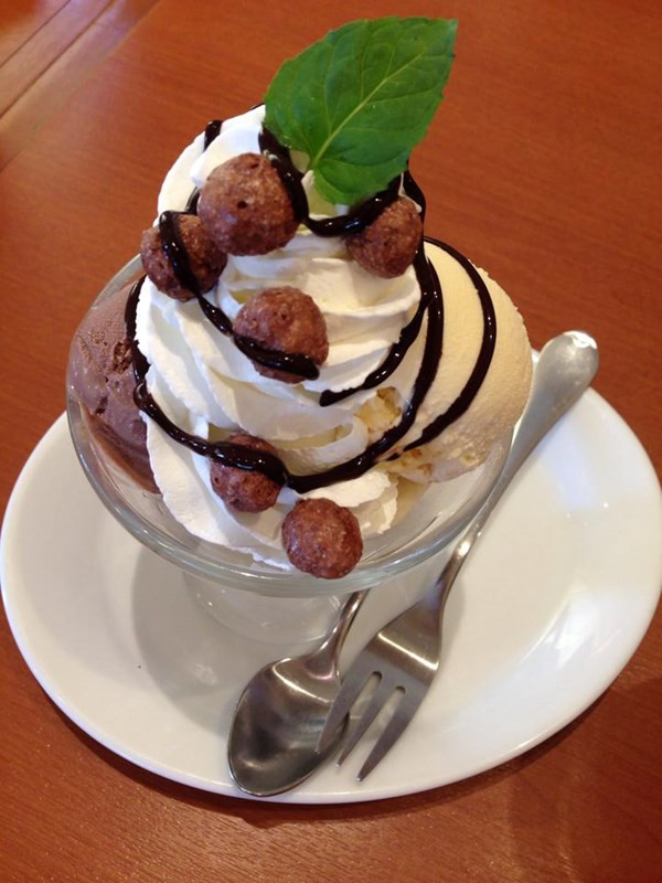 Ly kem trở nên sống động hơn hẳn với kem tươi, sốt chocolate, là bạc hà hay những viên 'bỏng' chocolate.