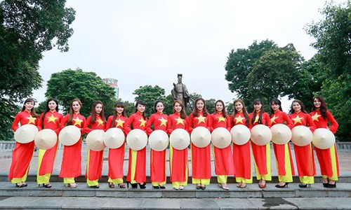 Được biết, bộ ảnh có chủ đề “Tôi yêu Tổ quốc tôi” là một trong những hoạt động ngoại cảnh của cuộc thi iMiss Thăng Long 2015, như trải nghiệm thực tế ở Hạ Long (Quảng Ninh); tặng quà thiện nguyện dịp Trung thu ở Trường tiểu học Thu Ngạc (huyện Tân Sơn, Phú Thọ).