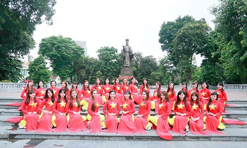 Các thí sinh mặc áo dài cờ đỏ sao vàng khoe nét duyên dáng gắn với hình ảnh quen thuộc của Thủ đô như cầu Thê Húc, Tháp Rùa, tượng đài Lý Thái Tổ.