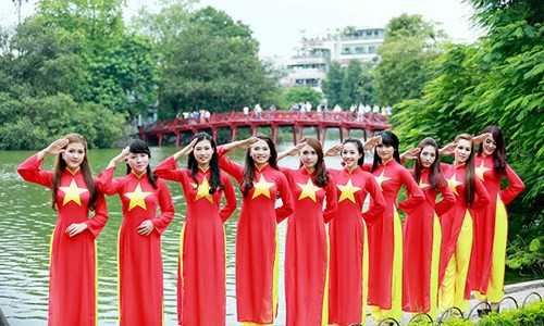 30 thí sinh tham gia chụp ảnh với trang phục áo dài đỏ là những thí sinh xuất sắc vượt qua vòng sơ khảo và được bình chọn nhiều nhất.