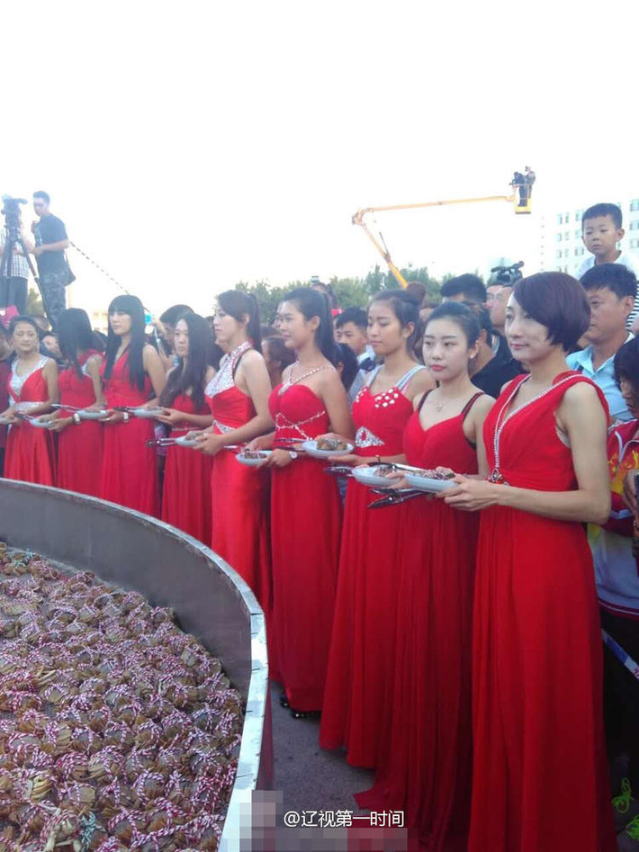 Dàn nhân viên phục vụ xinh đẹp sẵn sàng chuẩn bị món cua thực khách.