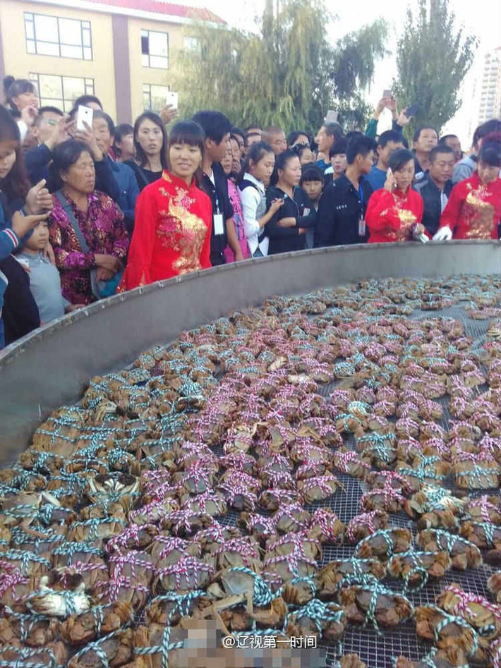 Người dân háo hức đến xem và trầm trồ trước nồi cua hấp lớn nhất họ từng chứng kiến tại đây.