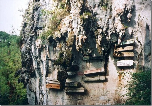 Những cỗ quan tài này có trọng lượng khá nặng. Cho đến nay, các chuyên gia chưa thể lý giải vì sao người xưa có thể di chuyển quan tài chứa thi hài người chết cùng nhiều đồ mai táng có trọng lượng lớn lên những vách núi đá như vậy.