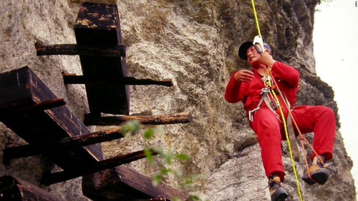 Để mai táng người chết trong những cỗ quan tài treo, người xưa làm các giá đỡ. Những giá đỡ này có nhiệm vụ để treo quan tài lên vách núi cách mặt đất khoảng 20 - 100m.