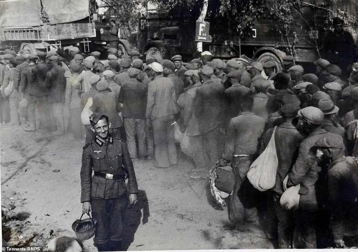 Cuộc tấn công xâm lược Liên Xô của Đức quốc xã bắt đầu vào ngày 22/6/1941. Đến ngày 11/7/1941, quân đội phát xít Đức đã bắt được hơn 400.000 tù binh chiến tranh ở mặt trận phía Đông.