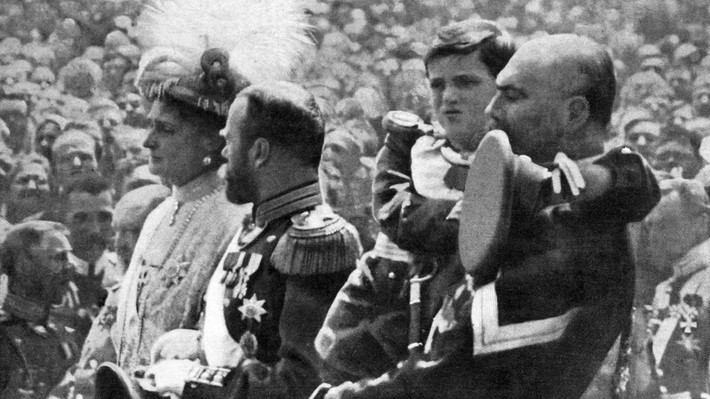 Đến ngày 18/5/1896, buổi yến tiệc chào mừng Sa hoàng Nicholas II lên ngôi được tổ chức trên cánh đồng Khodynka ở ngoại ô Moscow. Mọi người dân Nga đều có thể đến tham dự bữa yến tiệc này.