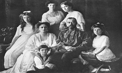 Alexandra Fedorovna là vợ của Sa hoàng Nicholas II. Bà là Hoàng hậu cuối cùng của Nga trong lịch sử xứ sở bạch dương. Nguyên do là vì Sa hoàng Nicholas II bị lưu đày ở thành phố Ekaterinburg cùng với Hoàng hậu Alexandra, các con và nhóm người hầu sau khi bị phế truất vào năm 1917.