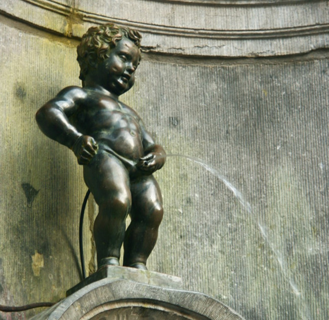 Bức tượng Manneken Pis là một trong những điểm du lịch hút khách ở thành phố Brussels, Bỉ. Đây là bức tượng cậu bé đi tè làm từ đồng có chiều cao 61 cm.