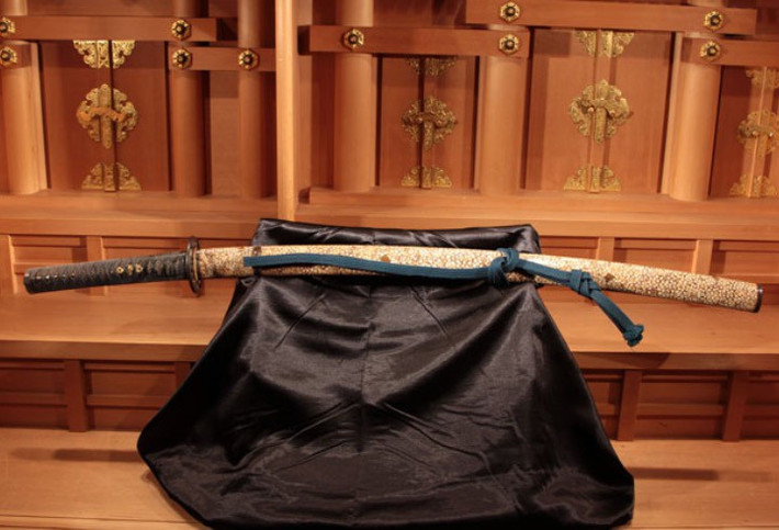 Cụ thể, thanh kiếm katana được các nghệ nhân rèn kiếm chế tác có độ đài khá lớn nhưng bản nhỏ, hơi cong và có 1 lưỡi.