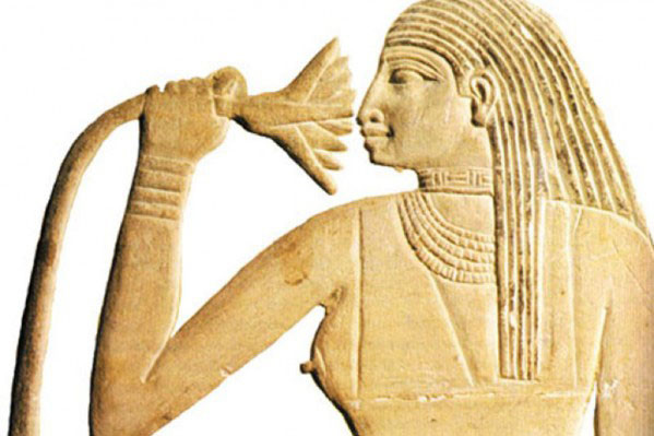 Hathor là nữ thần của tình yêu, sắc đẹp, khả năng sinh sản, chữa bệnh và tái sinh.