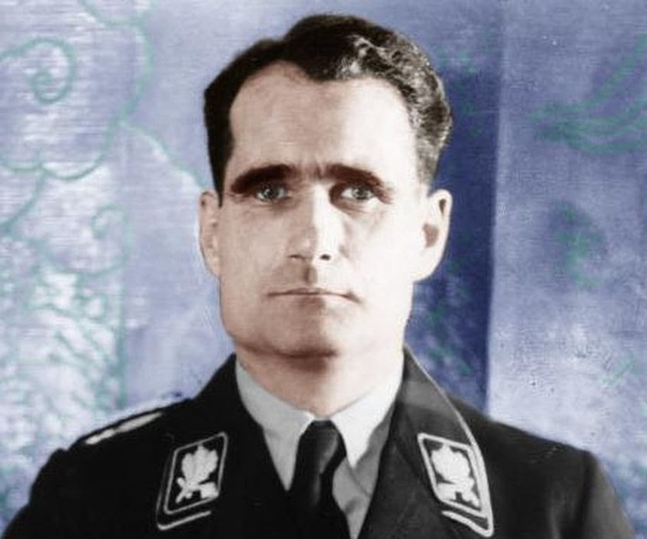 Rudolf Hess có cuộc sống khá giả khi cha làm nghề buôn bán. Cha của y luôn dạy con khắt khe về sự kỷ luật, điềm tĩnh, tinh thần trách nhiệm...