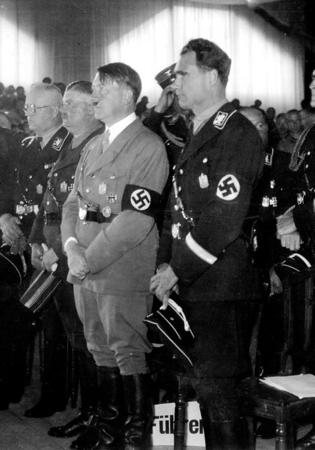 Trong báo cáo này, nhân viên CIA ghi chép Hitler "bị cuốn hút tình dục" bởi "phó tướng" của mình là Rudolf Hess.