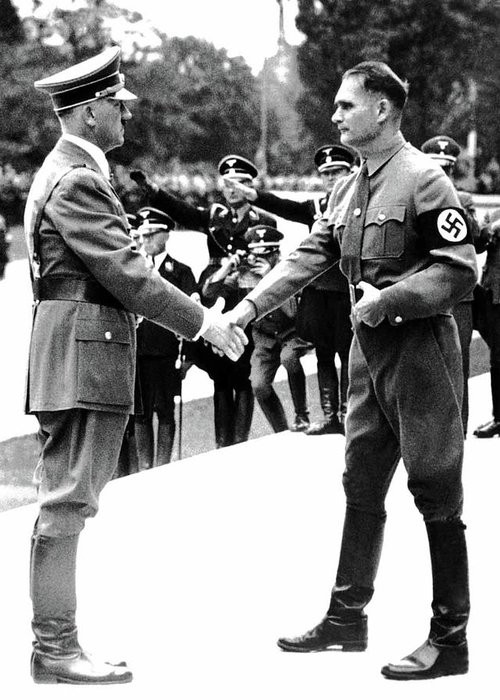 Trong Thế chiến 2, Rudolf Hess từng nhảy dù xuống Scotland trong một sứ mệnh được cho là tìm kiếm hòa bình vào năm 1941 mà không có sự phê chuẩn của Quốc trưởng Hitler.