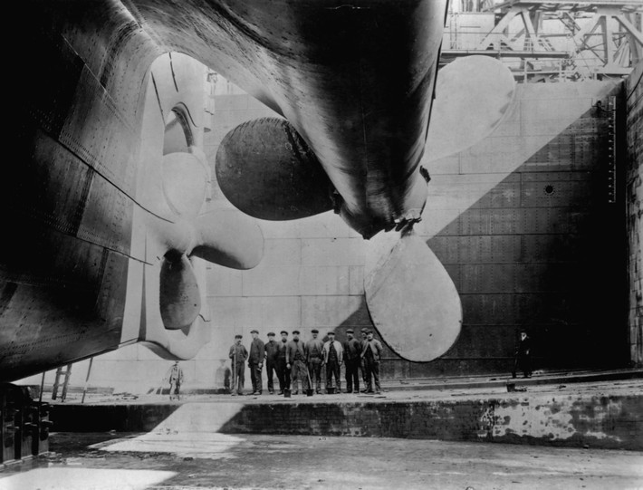 Trong chuyến hải hành đầu tiên, tàu Titanic chở hơn 2.200 hành khách và thủy thủ đoàn.