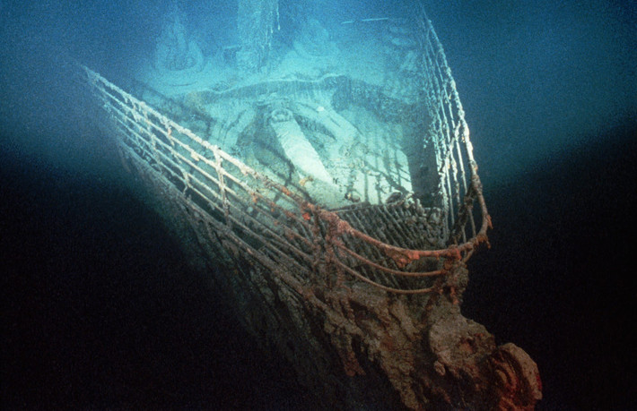 Đến rạng sáng ngày 15/4/1912, tàu Titanic được mệnh danh "không thể chìm" đâm phải một tảng băng trôi và chìm gần đảo Newfoundland (Canada).