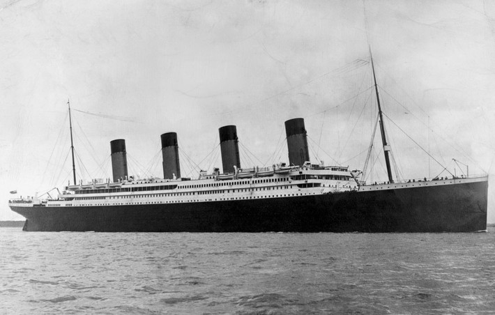 Là con tàu chở khách lớn nhất thế giới của Anh vào thời điểm ấy, tàu Titanic huyền thoại thực hiện chuyến hải hành đầu tiên từ Southampton (Anh) đến New York (Mỹ). Trong ảnh là tàu Titanic rời Southampton ngày 10/4/1912.