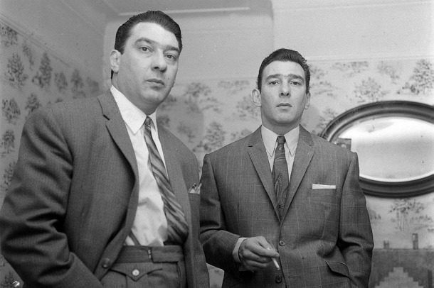Anh em trùm xã hội đen Reggie và Ronnie Kray là những tên tội phạm khét tiếng ở khu vực East End của thành phố London (Anh) hồi thập niên 1950 - 1960.