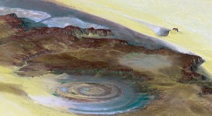 Con mắt khổng lồ của sa mạc Sahara. Con mắt của Sahara nằm ở Mauritania là một địa hình tuyệt vời được cho là do thiên thạch gây ra. Địa danh ngoạn mục này có đường kính 30 dặm và thực sự có thể được nhìn thấy từ vũ trụ. Đi một chuyến đi săn lạc đà qua cát của Sahara để xem kỳ quan thiên nhiên này.