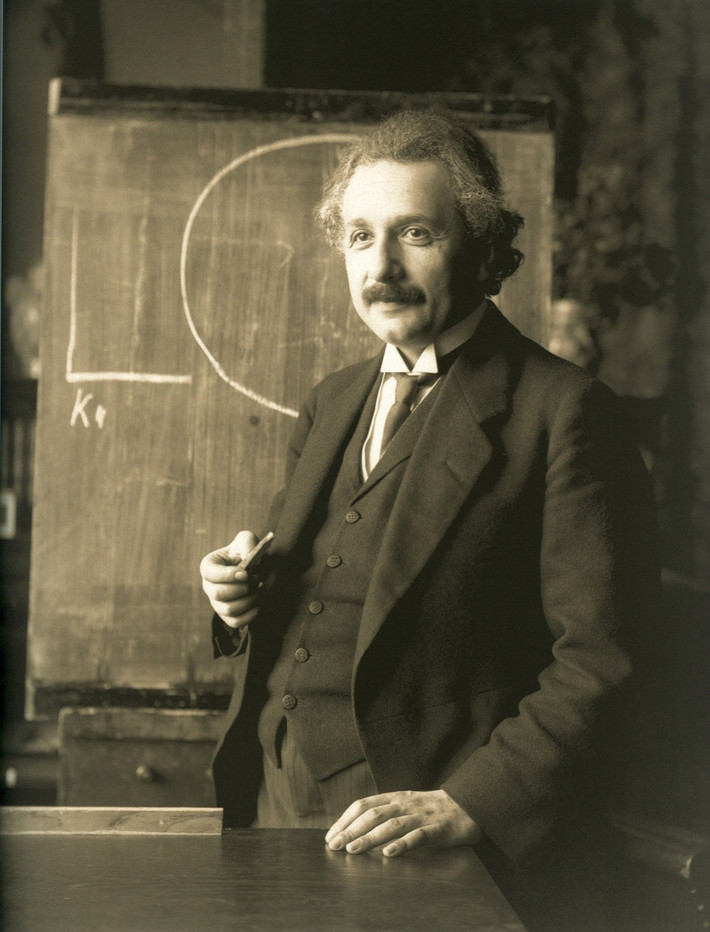 Einstein cho hay vũ khí nguy hiểm mà Đức quốc xã đang chế tạo có thể phá hủy toàn bộ cảng và những khu vực xung quanh.