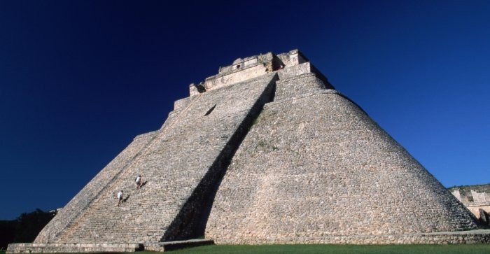 Kim tự tháp Pháp sư tại Uxmal, Mexico còn được biết đến với những tên gọi khác như kim tự tháp Dwarf, Casa el Adivino hay Soothsayer.