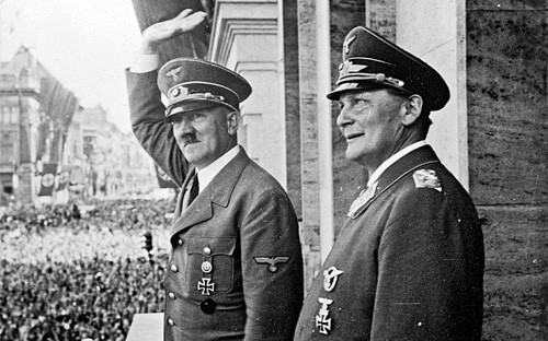 Một năm sau khi mẹ qua đời, Hitler đã làm một tấm bưu thiếp và gửi tặng nó cho bác sĩ Bloch vì những gì ông đã làm cho mẹ con ông.
