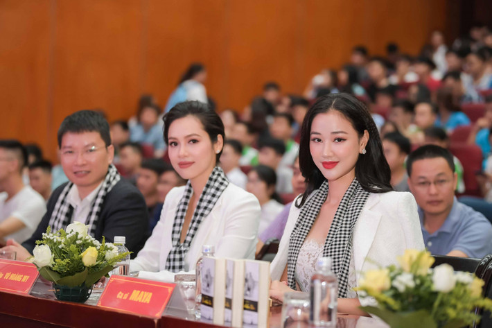 Hai người đẹp tự tin khoe sắc.