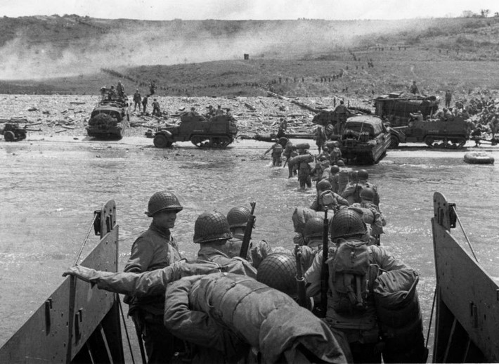 Khi quân đồng minh đổ bộ lên các bãi biển, trùm phát xít Hitler đang ngủ. Không có bất cứ tướng lĩnh nào dám đánh thức nhà độc tài Đức quốc xã nên chậm trễ trong việc đưa ra chiến lược đối phó.