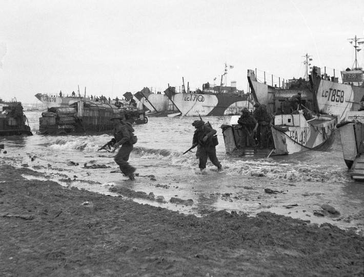 Ban đầu, cuộc đổ bộ Normandy được lên kế hoạch diễn ra vào ngày 5/6/1944. Tuy nhiên, cuộc đổ bộ được hoãn sang ngày hôm sau vì thời tiết xấu.