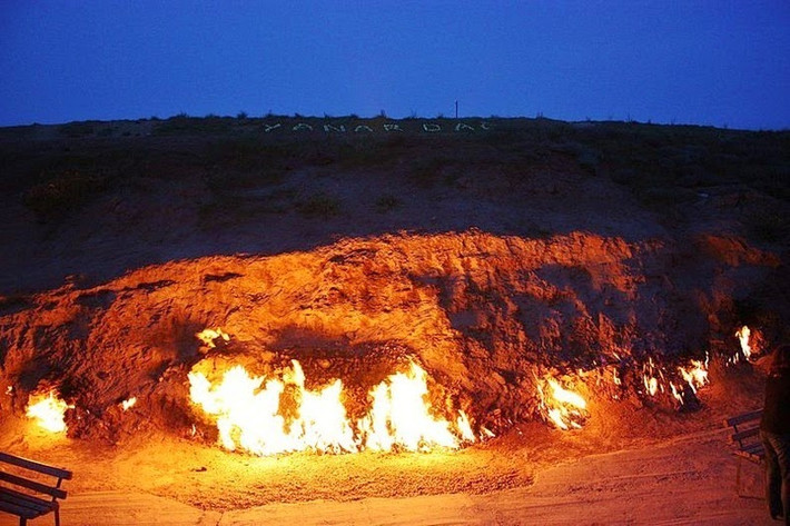 Nằm trên bán đảo Absheron, cách thủ đô Baku của Azerbaijan khoảng 25 km về phía đông bắc, Yanar Dag nổi tiếng thế giới với tên gọi khác là ngọn núi bốc cháy.