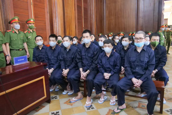 Nguyễn Thái Luyện phủ nhận cáo buộc: Trả lời HĐXX, Nguyễn Thái Luyện một mực phủ nhận toàn bộ cáo buộc của Viện Kiểm sát. Luyện cho rằng, cáo trạng truy tố bị cáo lừa đảo có 8 điểm không đúng, gây oan sai, “bị cáo không lừa đảo, chiếm đoạt tiền của ai. Toàn bộ hoạt động của tôi đều công khai, minh bạch. Tôi đã xuất bản hàng trăm cuốn cẩm nang, phát cho nhân viên, khách hàng. Trong đó có cẩm nang viết về quy định pháp luật, phát hành nội bộ công ty. Tôi tổ chức mở bán công khai, tổ chức cho khách hàng đi tham quan. Tôi có mua lại của khách hàng, chưa để ai phải mất tiền”, Luyện trình bày.