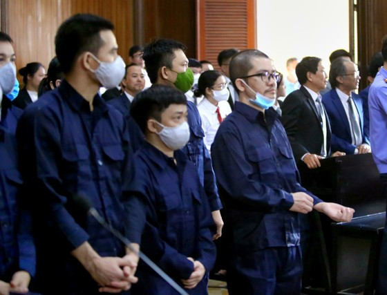 Trong đó, bị cáo Nguyễn Thái Lĩnh khai chỉ học hết lớp 12 và không học đại học hay đào tạo liên quan lĩnh vực bất động sản. Bị cáo Nguyễn Văn Kiên (sinh năm 1981, Ninh Bình) cho biết, bị cáo chỉ học hết lớp 12 và làm nghề kinh doanh, buôn bán tự do. Năm 2017, Kiên vào làm ở Công ty Alibaba và sau đó được bổ nhiệm giữ chức Giám đốc Công ty CP Địa ốc Spartaland. Các bị cáo khác như: Nguyễn Thái Lực (em của Luyện, trợ lý Chủ tịch HĐQT Công ty Alibaba), Trương Thị Hồng Ngọc (sinh năm 1989, ngụ tỉnh Bình Dương, nguyên Giám đốc Công ty Tia Chớp), Bùi Minh Đức (sinh năm 1971, ngụ tỉnh Bình Thuận, nguyên Phó Tổng Giám đốc Đầu Tư thuộc Công ty Alibaba; Tổng Giám đốc Công ty TLLAND); Nguyễn Huỳnh Tú Trinh - nhân viên pháp lý Công ty Alibaba)… cũng chỉ học đến lớp 12.