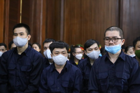 Quyền lực cao nhất Alibaba nhưng tài chính do vợ quản: Thừa nhận mình là người có quyền lực cao nhất tại công ty Alibaba, Luyện cho biết, bản thân là người chỉ đạo xuyên suốt mọi hoạt động của 22 công ty con. Những người đại diện pháp luật không được nhận quyền lợi từ các công ty này mà nhận từ Công ty Alibaba. Tiền thu chi từ 22 công ty con đều nộp về Công ty Alibaba. Con dấu của các công ty này do bị cáo Võ Thị Thanh Mai (vợ Luyện) quản lý. Về mặt thu chi, Luyện không trực tiếp quản lý mà giao cho vợ và người quản lý tài chính của công ty.