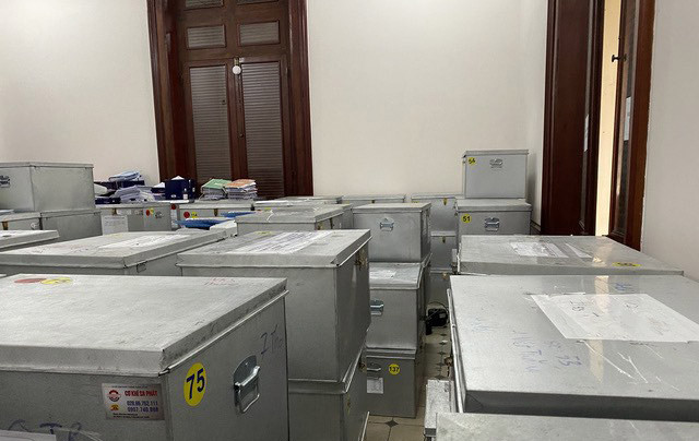 Hơn 1 triệu bút lục, kê biên hơn 4,5 triệu m2 đất: Vụ án được cơ quan CSĐT đã khởi tố từ năm 2019, do đó số lượng bút lục đạt kỷ lục nhiều nhất từ trước đến nay là hơn 1 triệu bút lục. Cơ quan điều tra đã thu giữ một lượng lớn tang vật, kê biên 652 giấy chứng nhận quyền sử dụng đất, quyền sở hữu nhà và tài sản gắn liền trên đất, với tổng diện tích hơn 4.529.052 m2 cùng 174,46 ha đất nông nghiệp tại dự án Ali Venice ở tỉnh Bình Thuận do chưa hoàn tất việc nhận chuyển nhượng và công chứng sang tên chủ sở hữu.