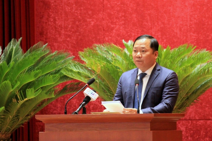 Ông Nguyễn Phi Long là Ủy viên dự khuyết Ban Chấp hành Trung ương Đảng. Ông Long sinh ngày 12/3/1976, quê quán phường Hồng Hà, thành phố Yên Bái, tỉnh Yên Bái. Trình độ lý luận chính trị cao cấp, trình độ chuyên môn thạc sĩ Quản trị kinh doanh giao thông vận tải.