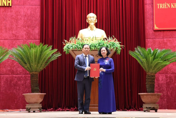 Bí thư Tỉnh ủy Hòa Bình Nguyễn Phi Long: Ngày 22/7, Bộ Chính trị có quyết định về việc ông Nguyễn Phi Long, Ủy viên dự khuyết Ban Chấp hành Trung ương Đảng thôi tham gia Ban Chấp hành, Ban Thường vụ Tỉnh ủy Bình Định; thôi giữ chức Phó Bí thư Tỉnh ủy, Chủ tịch UBND tỉnh Bình Định; điều động, chỉ định tham gia Ban Chấp hành, Ban Thường vụ và giữ chức Bí thư Tỉnh ủy Hòa Bình, nhiệm kỳ 2020-2025.