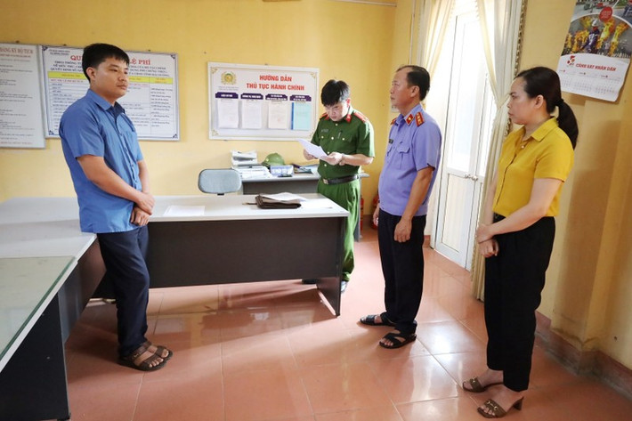 Vụ lợi dụng chức vụ tại xã Hồng Phong: Thời gian từ tháng 8/2014 đến nay, ông Nguyễn Hữu Chiến (SN 1958, ở thôn Phù Liễn, xã Hồng Phong, huyện Nam Sách) với vai trò Trưởng thôn Phù Liễn đã lợi dụng chức vụ, quyền hạn được giao tự ý cấp bổ sung 2 tiêu chuẩn cho hộ ông Trần Văn Cứ (Bí thư chi bộ thôn và nguyên đảng ủy viên phụ trách thôn Phù Liễn giai đoạn 2005 - 2015) để được giao 390m2 đất công điền của xã không đúng quy định, thời điểm năm 2018 ông Cứ đã chuyển nhượng hết phần đất trên cho người khác. Ngày 12/7/2022, Công an huyện Nam Sách khởi tố 2 bị can, Nguyễn Hữu Chiến - nguyên trưởng thôn Phù Liễn và Nguyễn Kim Tuấn - công chức địa chính xã Hồng Phong. Ngày 25/8, khởi tố bị can Nguyễn Văn Vàng - nguyên Phó Chủ tịch UBND xã Hồng Phong, huyện Nam Sách.